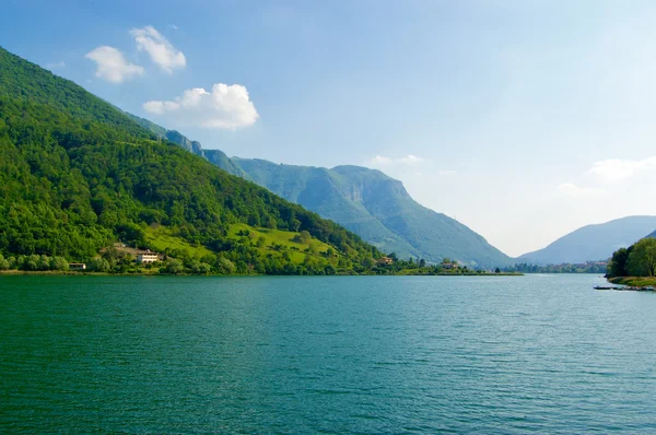 Jezero iseo Itálie vodou pohled Stock Snímky