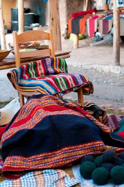 Tela colorida en el mercado en Perú —  Fotos de Stock