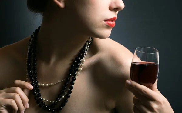 Mujer con vino tinto de vidrio — Foto de Stock