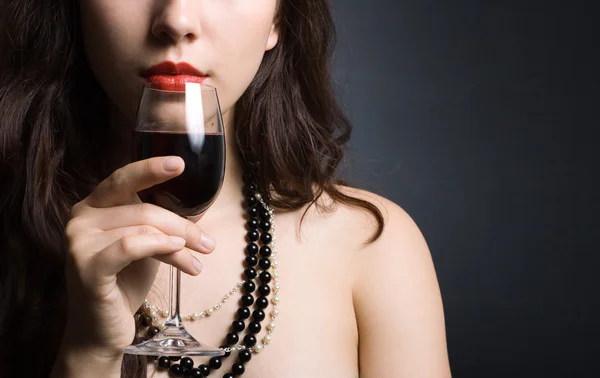 Mujer con vino tinto de vidrio —  Fotos de Stock