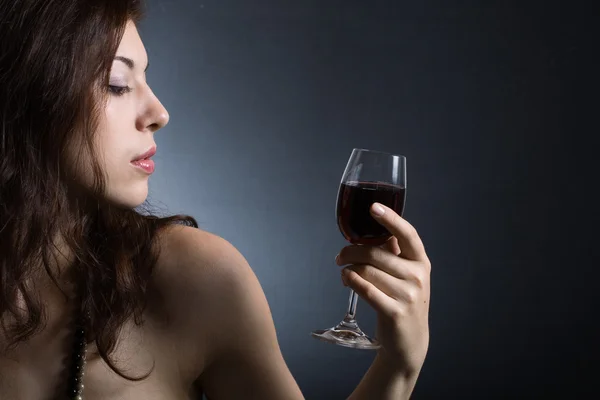 유리 레드 와인을 가진 여자 — 스톡 사진
