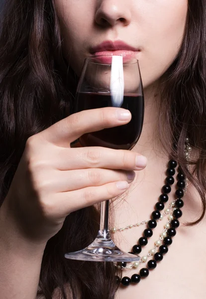 Kvinna med glas rött vin — Stockfoto
