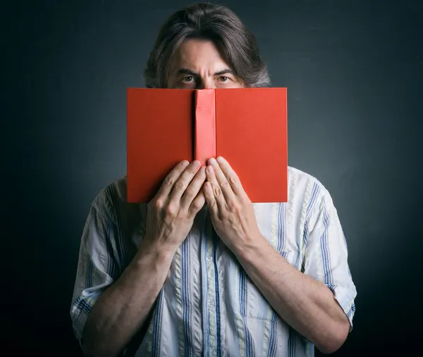 Muž čte knihu — Stock fotografie