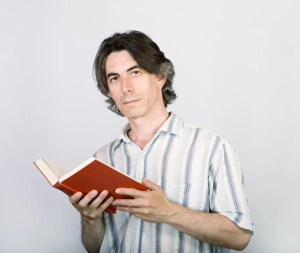 Aranyos ember egy könyv olvasása — Stock Fotó