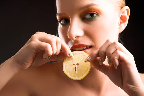 Kvinna med citron — Stockfoto