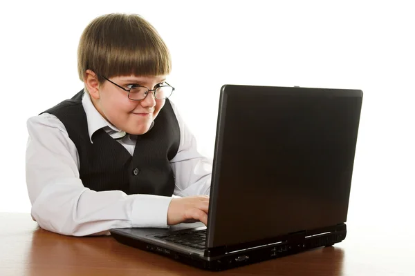 Pojke med dator — Stockfoto