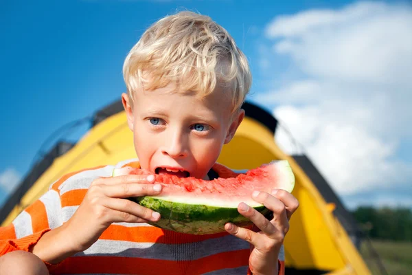 Chlapec jíst meloun — Stock fotografie