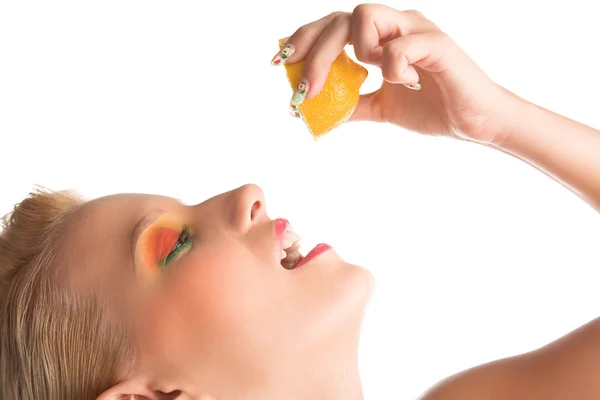 Vrouw met citroen — Stockfoto