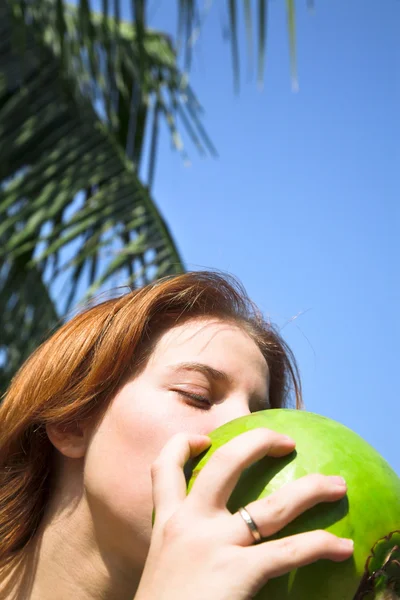 Chica con coco —  Fotos de Stock