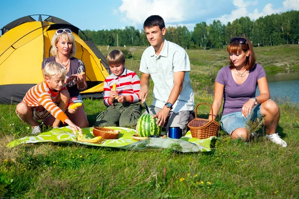 Piknik rodzinny — Zdjęcie stockowe