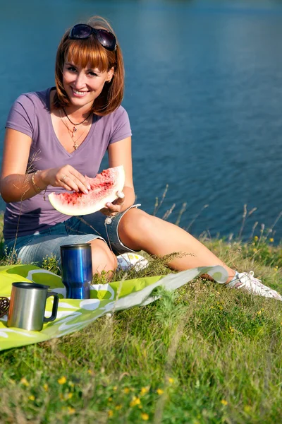 Vrouw die Watermeloen eet — Stockfoto
