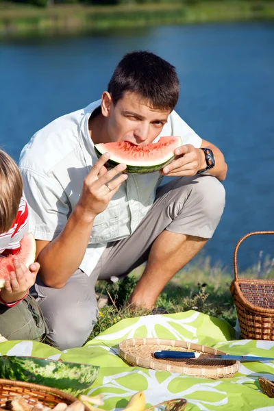 Homem comendo melancia — Fotografia de Stock