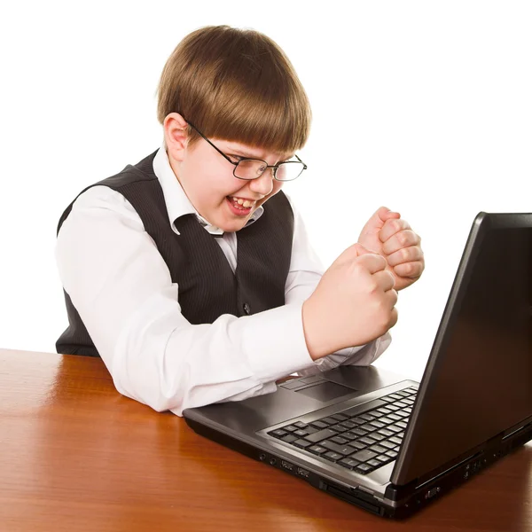 Pojke med dator — Stockfoto