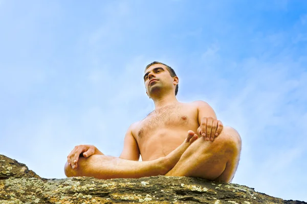 Hombre haciendo yoga —  Fotos de Stock
