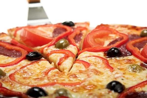 Пицца с салями — стоковое фото