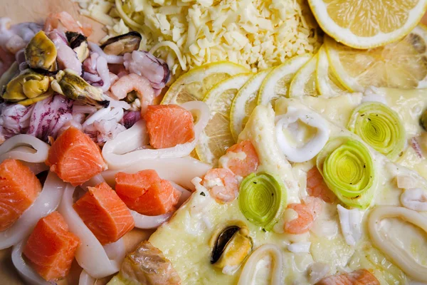 Zeevruchten en pizza — Stockfoto