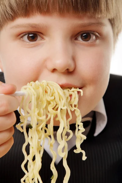 Chłopiec jedzenie makaron instant — Zdjęcie stockowe