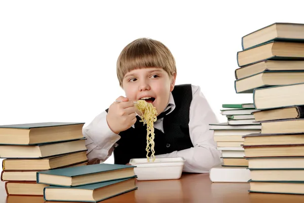 인스턴트 라면을 먹는 소년 — 스톡 사진