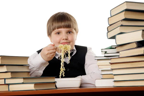 Chlapec jíst instantní nudle — Stock fotografie