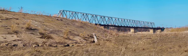鉄道橋のある風景します。 — ストック写真