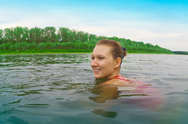 Woman swimming in a river — Stock Photo, Image