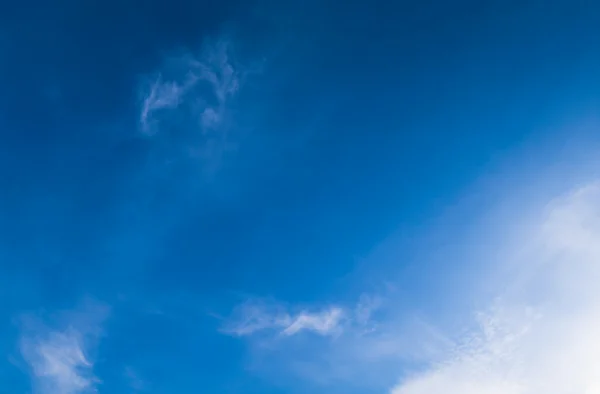Hermoso fondo azul con cielo —  Fotos de Stock