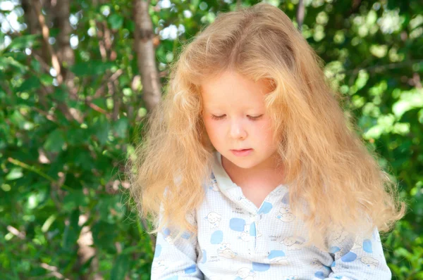 Bambina con bei capelli lunghi — Foto Stock