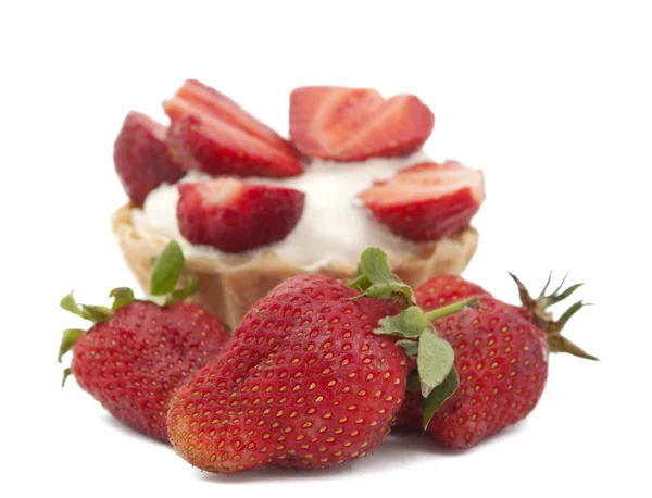 Erdbeeren und Sahne im Korb — Stockfoto