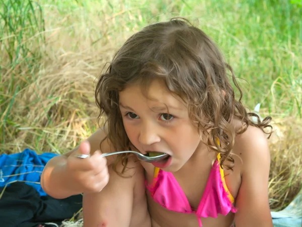 Klein meisje eten — Stockfoto