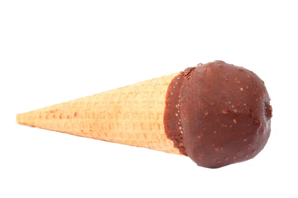 Dondurma boynuz çikolata sosu ile — Stok fotoğraf