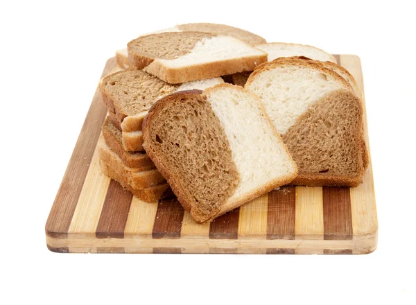 Szeletelt kenyér egy táblán — Stock Fotó