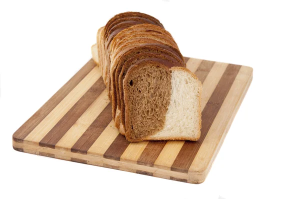 널빤지 위에서 식빵을 먹는 모습 — 스톡 사진
