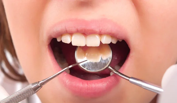 Tandvård hos tandläkaren Stockbild