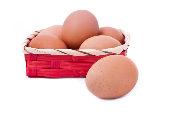 Huevos en una canasta roja de mimbre —  Fotos de Stock