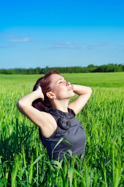 Молодая женщина на пшеничном поле — стоковое фото