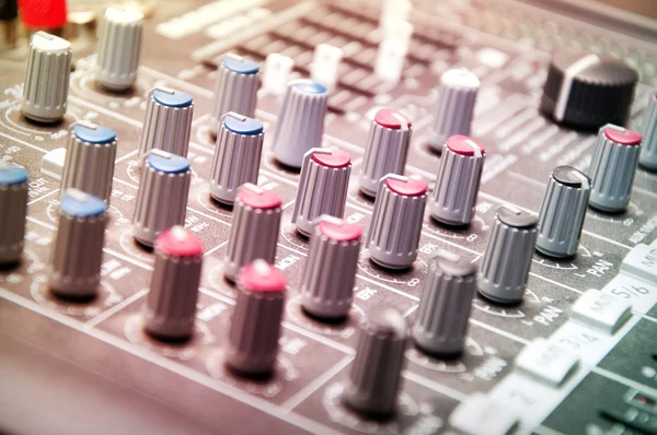 Mezclador de sonido en el estudio — Foto de Stock