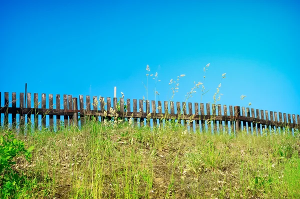 牧草地に木製の柵 — ストック写真