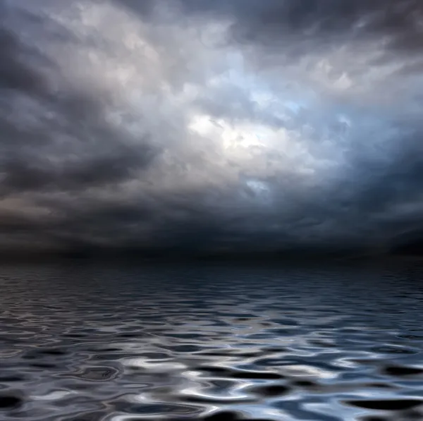 Torm céu sobre a superfície da água — Fotografia de Stock