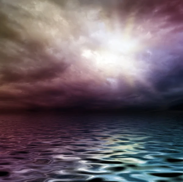 Torm céu sobre a superfície da água — Fotografia de Stock