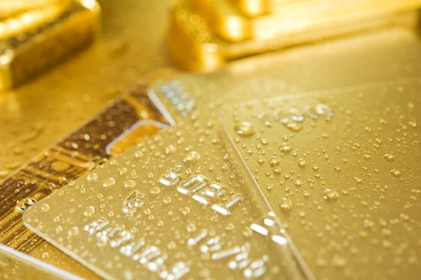 Ince altın ve kredi kartı — Stok fotoğraf