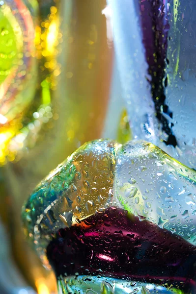 Fondo abstracto de colores brillantes. Vaso y gotas de agua . —  Fotos de Stock