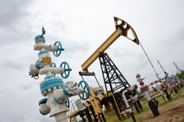 Pumpjack and oilwell. clipart