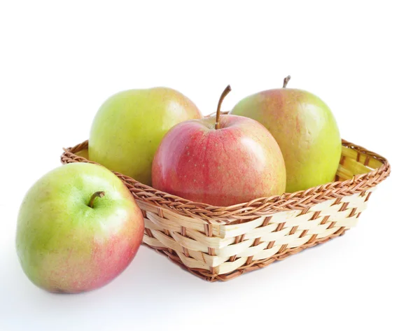 Дерево яблоки в корзине и одно яблоко — стоковое фото