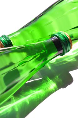 İki yeşil şişe