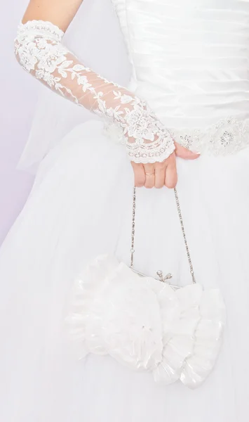 Bruid met een kleine witte handtas — Stockfoto