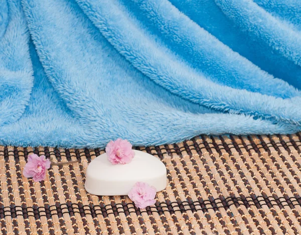 Спа-мыло, цветы и полотенца — стоковое фото