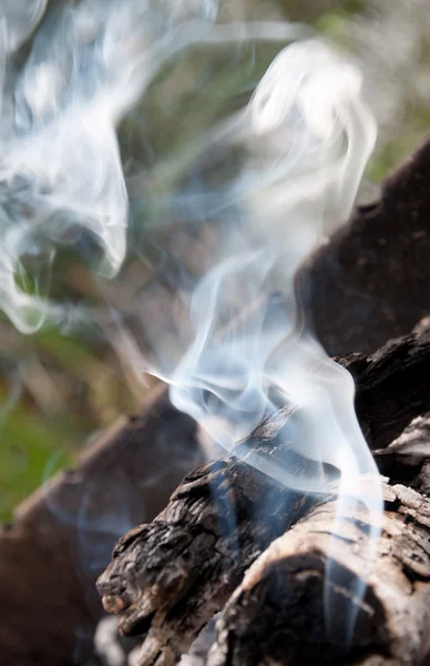 Белый дым поднимается над костром — стоковое фото