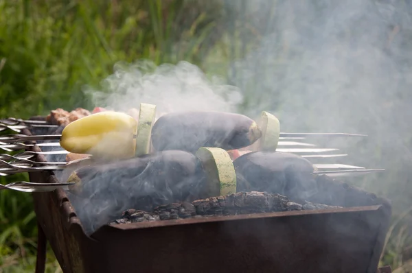 Os vegetais assam-se sobre uma fogueira — Fotografia de Stock