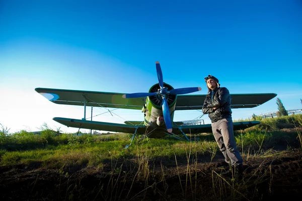 ヴィンテージ飛行機の前のパイロット — ストック写真