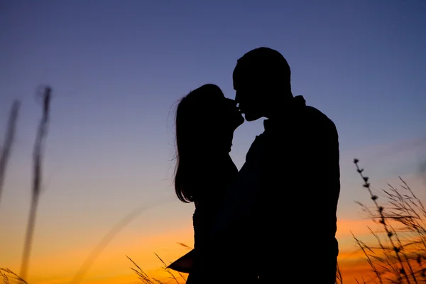 Paar auf dem Hintergrund des Sonnenuntergangs. — Stockfoto